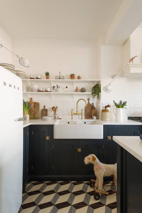 The Marlow Kitchen by deVOL deVOL Kitchens Dapur built in kitchen design,sink run,ceramic sink,smeg fridge,freestanding fridge,blue kitchen