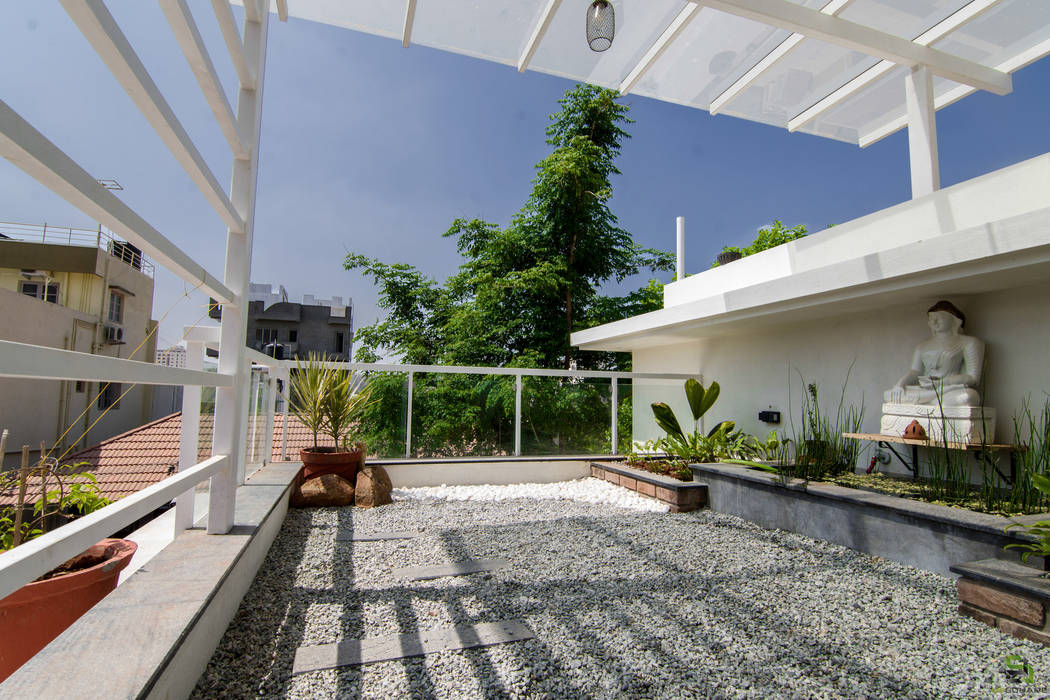 Balcony treated as garden de square Balcony