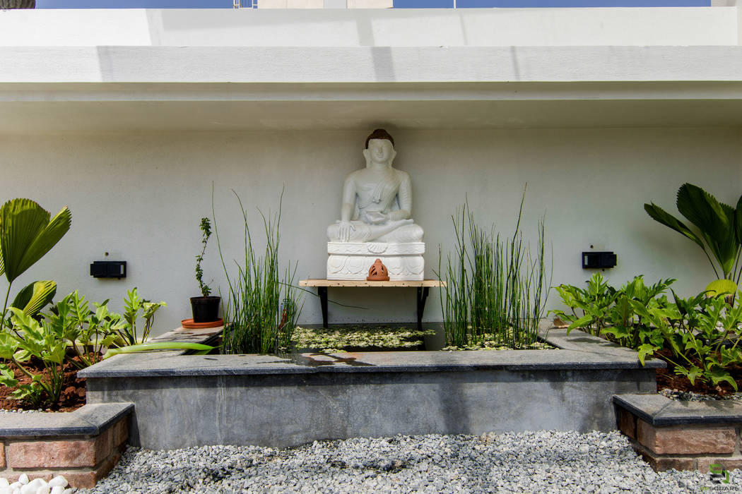 Zen garden on balcony de square Zen garden