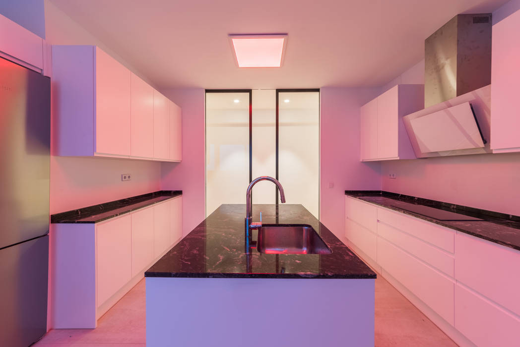 Cocina reformada con luces neón de loema reformas integrales madrid