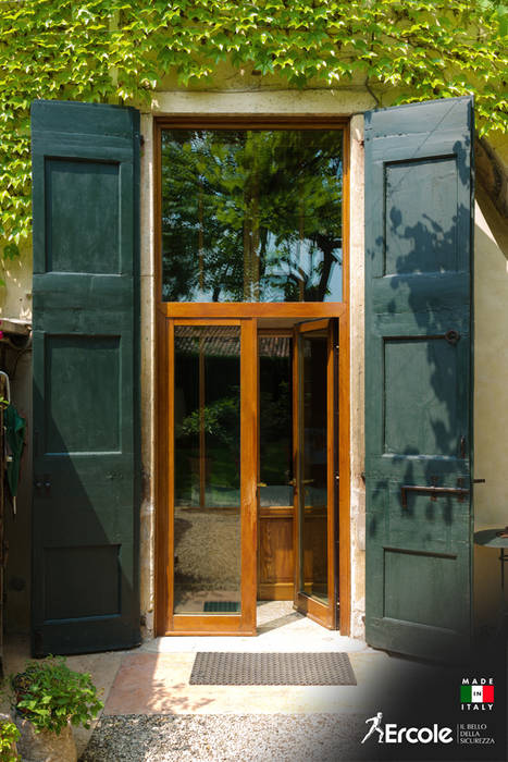 Restauro in Porta di Legno Ercole Srl Front doors Wood Wood effect