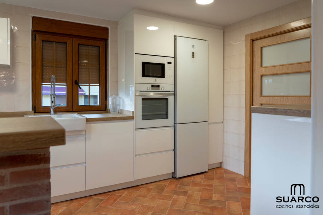 Cocina Blanca con zona comedor y voladizo en dekton Valterra, Suarco Suarco 빌트인 주방