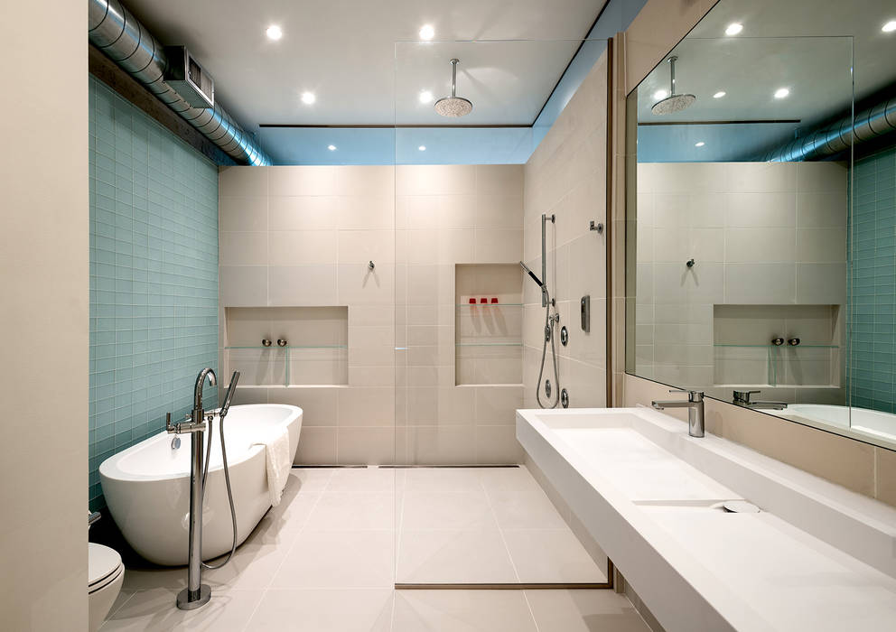 Black White Light, KUBE architecture KUBE architecture Modern style bathrooms