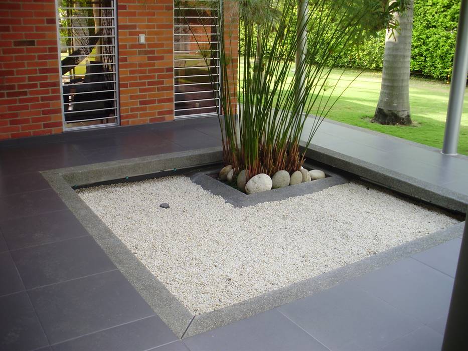 Patio acceso DESIGNIO Arquitectura + Objetos Jardines zen Cuarzo