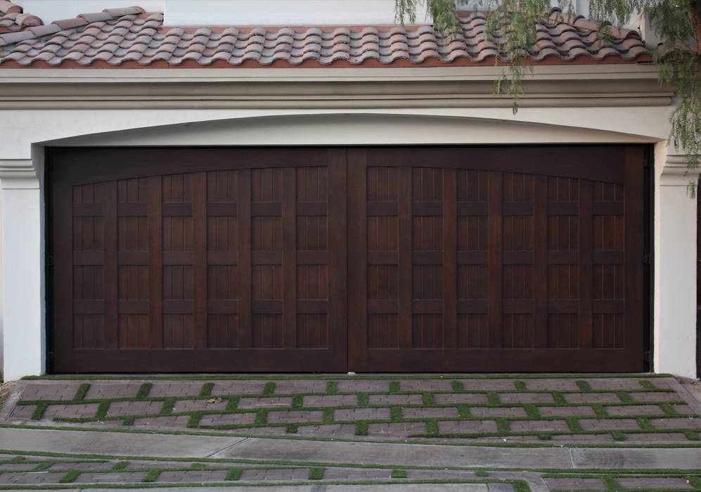 Hermosa puerta de Cedro Odorata., CHD COMPANY CHD COMPANY Classic style garage/shed Wood Wood effect Garages & sheds