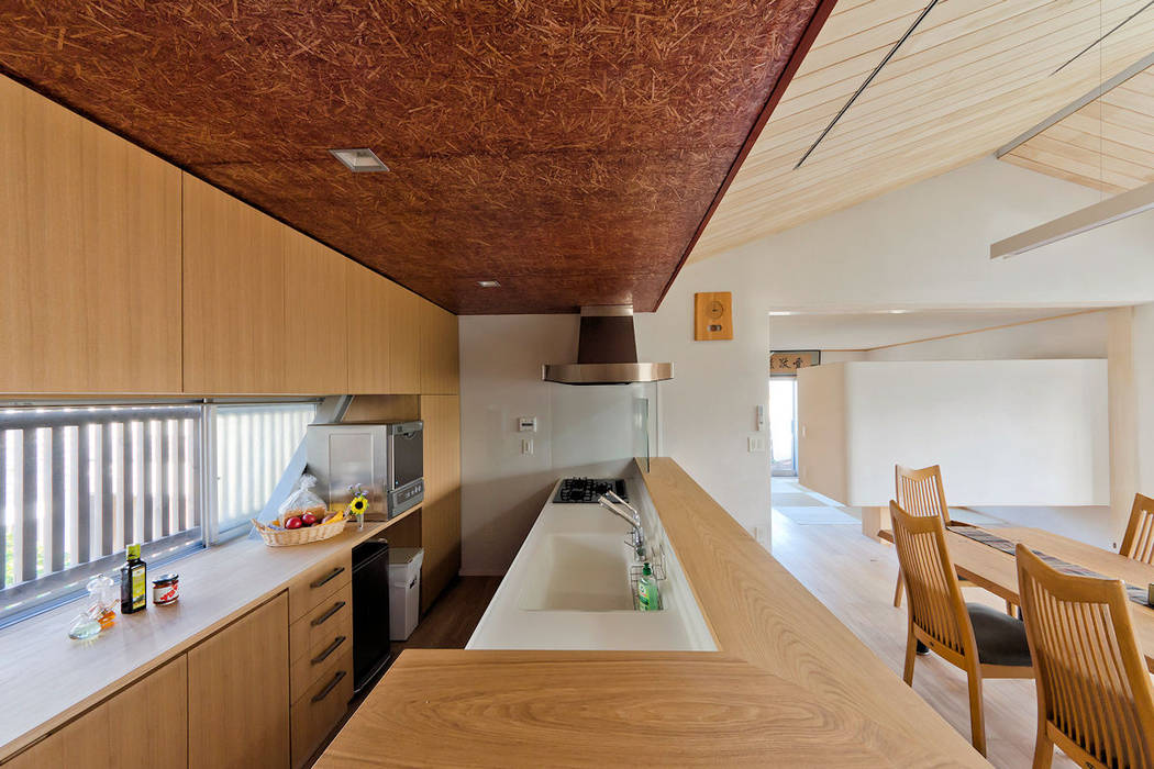 大きな船底天井のある家, 一級建築士事務所 感共ラボの森 一級建築士事務所 感共ラボの森 置入式廚房 木頭 Wood effect