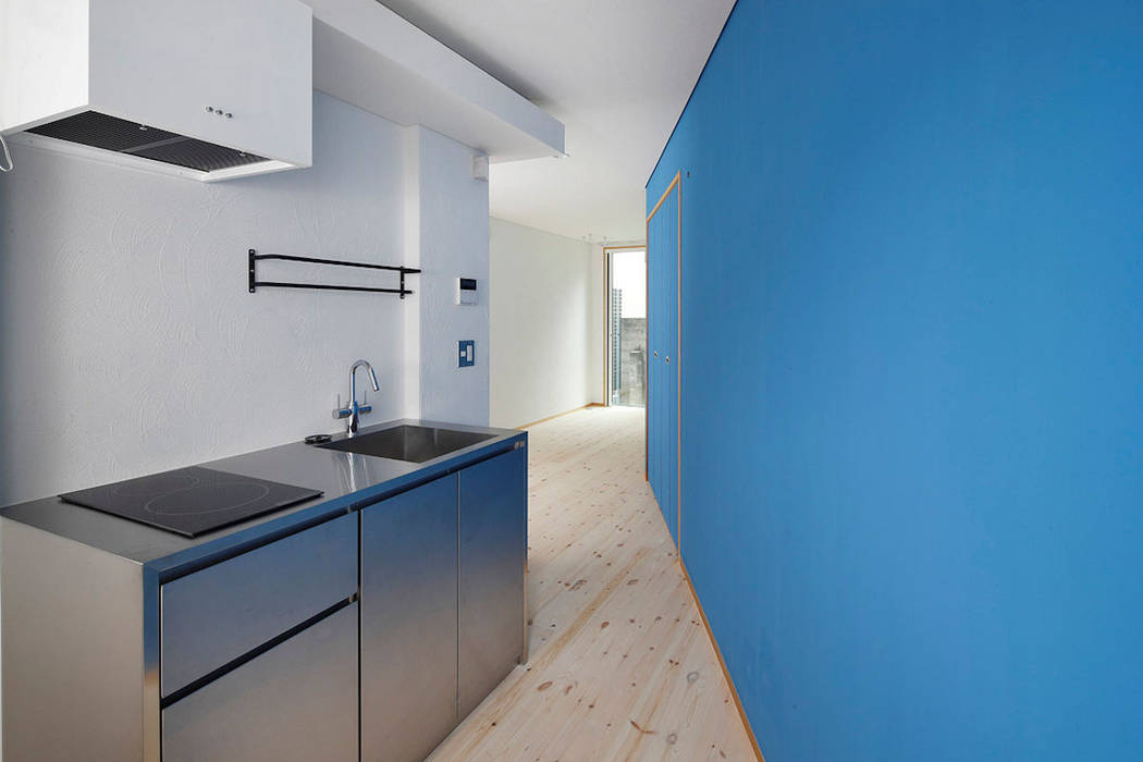路地のような賃貸（ブルー） 一級建築士事務所 感共ラボの森 小さなキッチン 金属