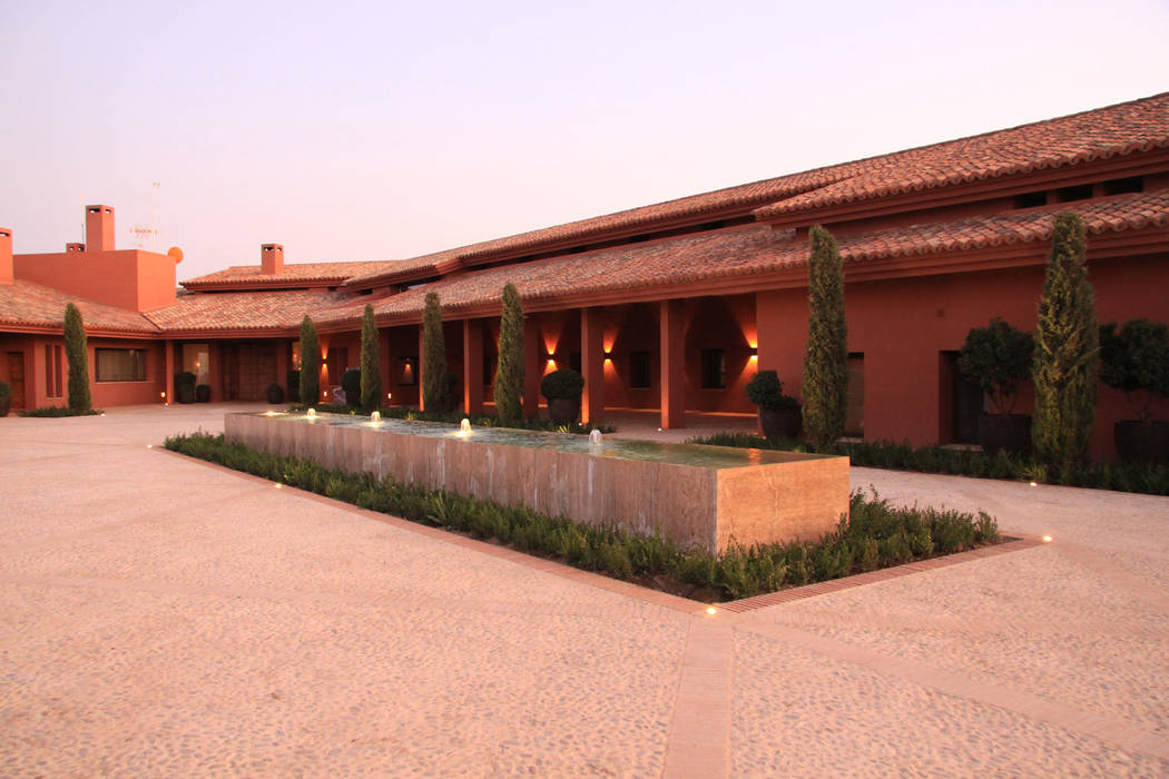 Patio de casa rural Otto Medem Arquitecto vanguardista en Madrid Antejardines