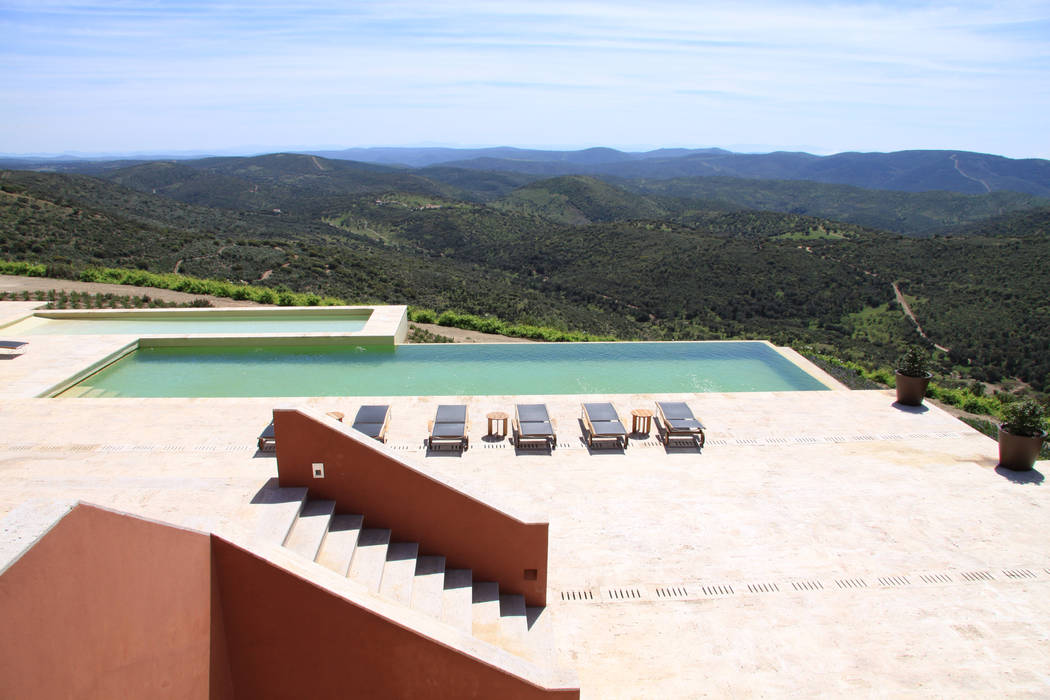 Piscina en casa de campo Otto Medem Arquitecto vanguardista en Madrid Piscinas desbordantes