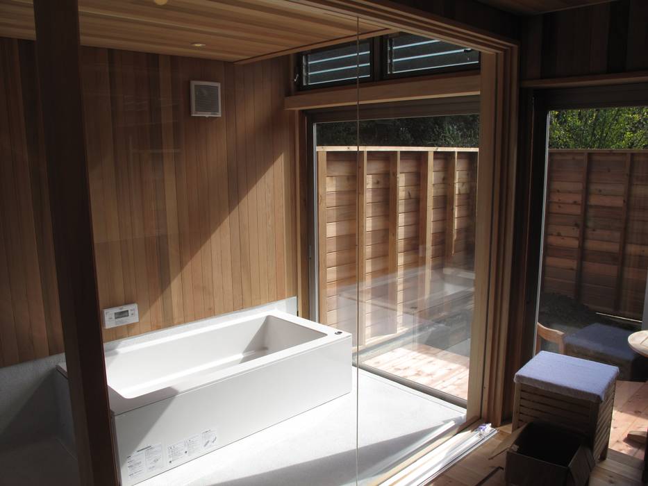 洗面室より浴室を見る 株式会社高野設計工房 北欧スタイルの お風呂・バスルーム