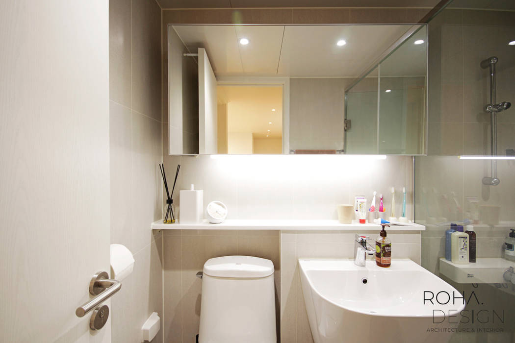 부산 홈스타일링 인테리어 - 집은 주인을 닮는다., 로하디자인 로하디자인 모던스타일 욕실 거울,수도꼭지,배관 설비,세면대,싱크대,재산,욕실 캐비닛,화장실,건축학,인테리어 디자인