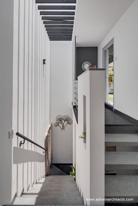 Project: tree by the house—interior design—staircase | homify
