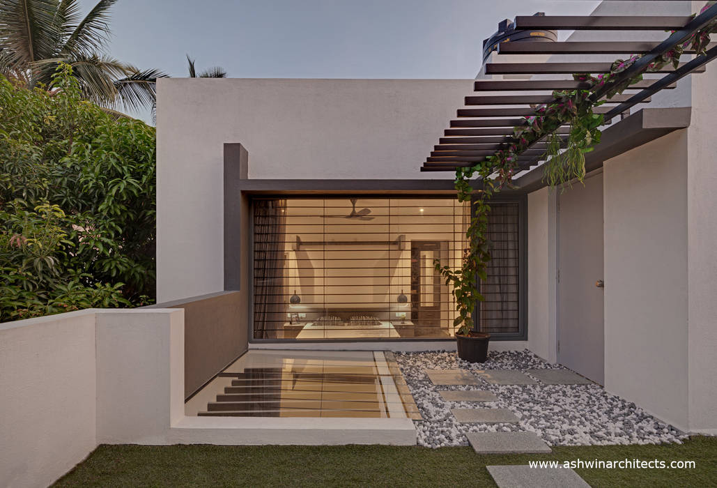 Tree By The House - 30’ x 50’ Residential House In Bangalore, Ashwin Architects In Bangalore Ashwin Architects In Bangalore رووف