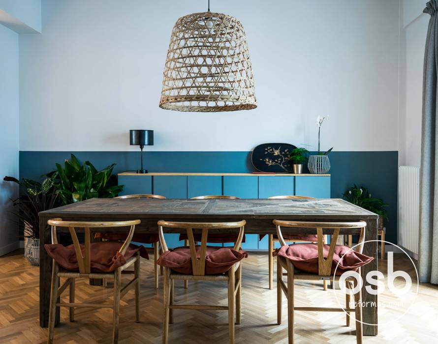 vista del comedor abierto osb arquitectos Comedores de estilo rústico madera,azul,blanco,comedor abierto,iluminacion original,lampara colgante