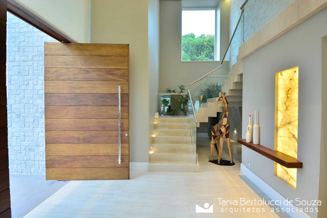 Hall de Entrada Tania Bertolucci de Souza | Arquitetos Associados Corredores, halls e escadas modernos escada,circulação,stairs,hall