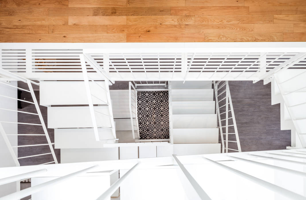 Un escalier original dans une maison de ville de 83 m2, Créateurs d'Interieur Créateurs d'Interieur Cầu thang