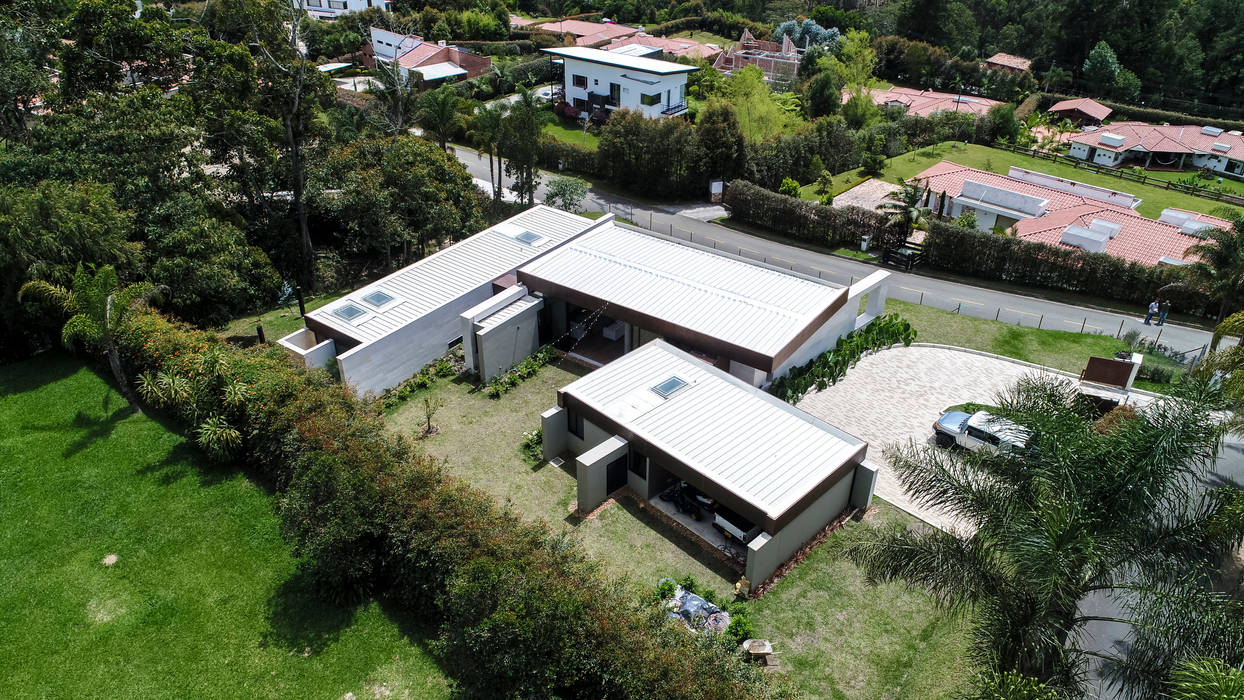 CASA ENTREMUROS, BASSICO ARQUITECTOS BASSICO ARQUITECTOS Roof