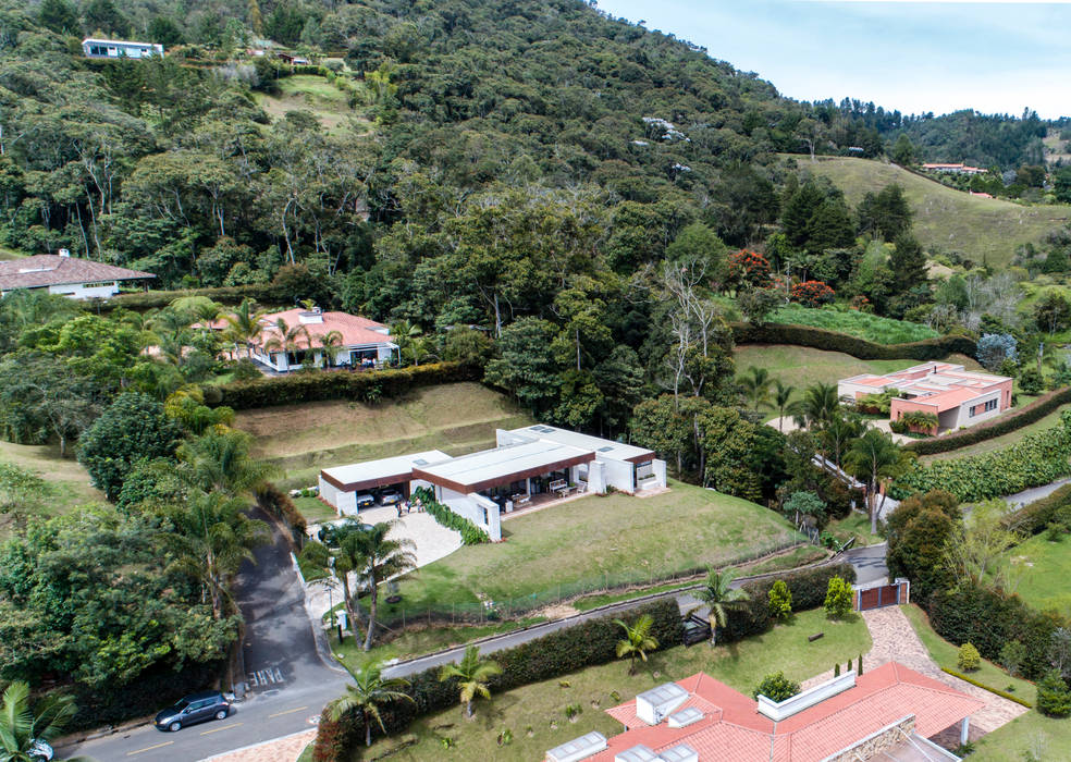 CASA ENTREMUROS, BASSICO ARQUITECTOS BASSICO ARQUITECTOS Techos