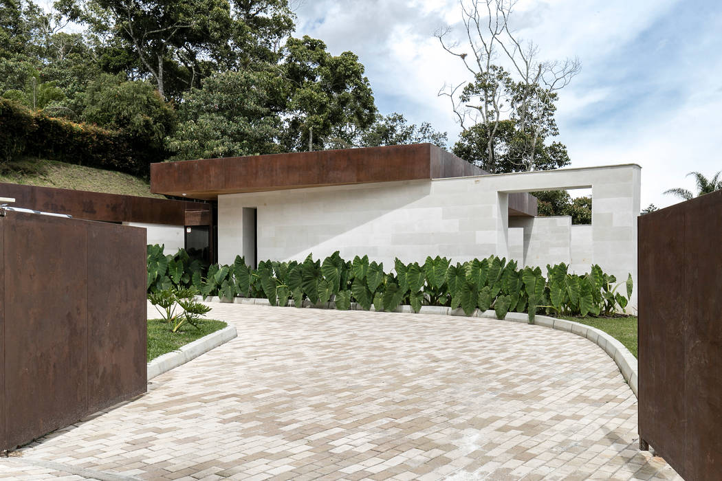 CASA ENTREMUROS, BASSICO ARQUITECTOS BASSICO ARQUITECTOS モダンな 家