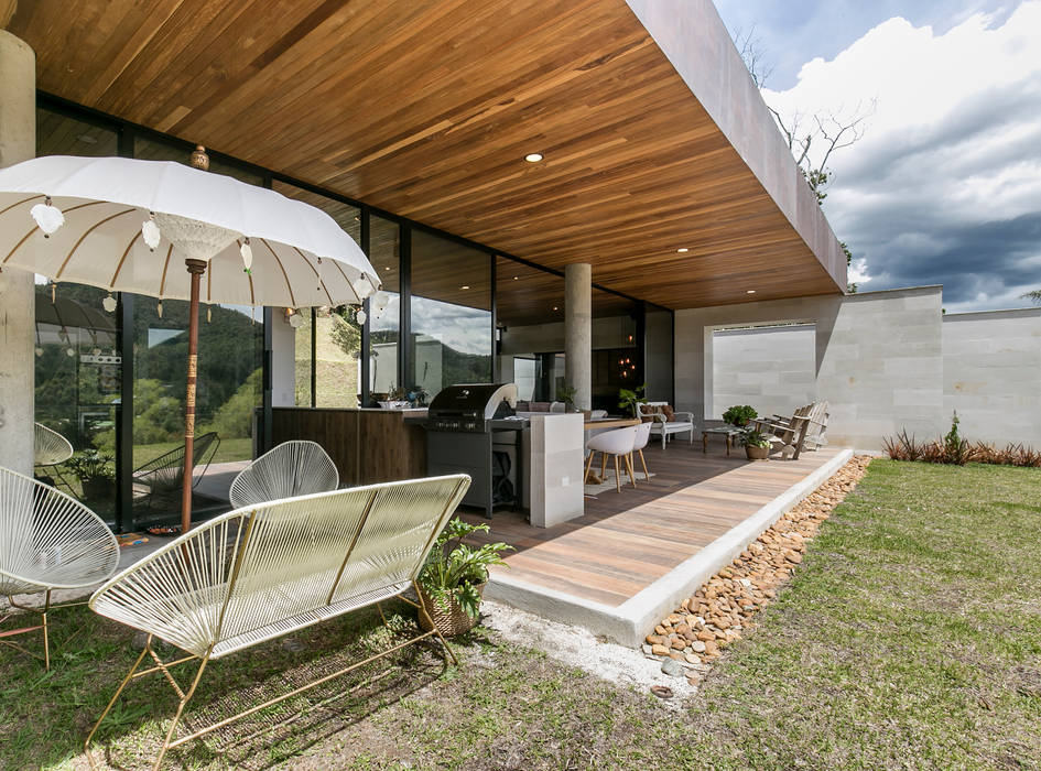 CASA ENTREMUROS, BASSICO ARQUITECTOS BASSICO ARQUITECTOS Balcones y terrazas de estilo moderno Madera Acabado en madera