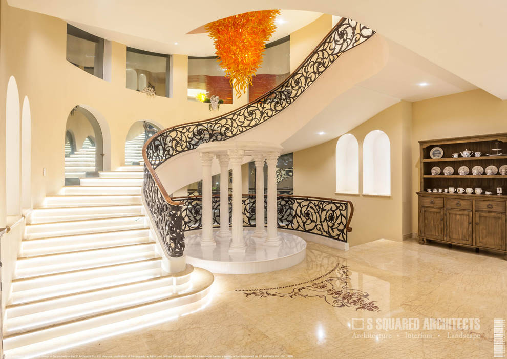The 'Golden Hue' Residence , S Squared Architects Pvt Ltd. S Squared Architects Pvt Ltd. Stairs Iron/Steel