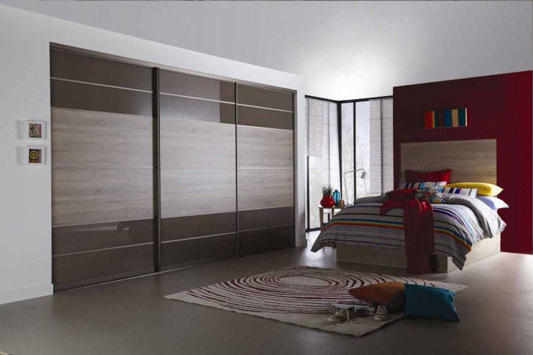 Brown Oak Sliding Door Wardrobes London Metro Wardrobes London Dormitorios modernos: Ideas, imágenes y decoración Placares y cómodas