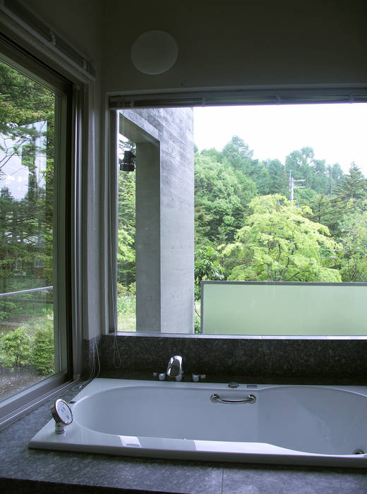 中軽井沢：原生林にいだかれ、暖炉のある伸びやかな住まい, JWA，Jun Watanabe & Associates JWA，Jun Watanabe & Associates Modern Banyo