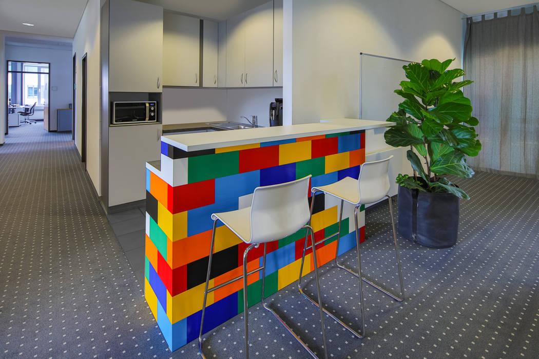 Office Küche mit Lego-Theke Kaldma Interiors - Interior Design aus Karlsruhe Gewerbeflächen Lego, Küche, Office Küche, Office Interior, Büroeinrichtung, IT Company, Start-up ,Bürogebäude