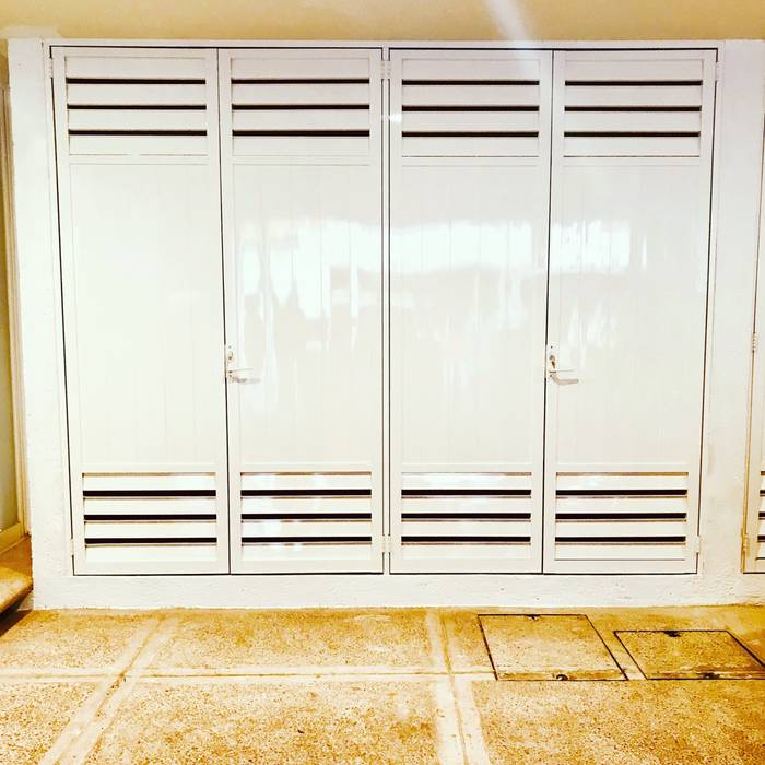 CLOSET GARAGE, SEA arquitectura SEA arquitectura باب الكراج الألومنيوم / الزنك