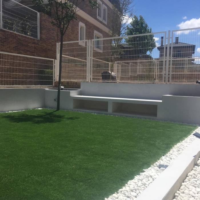 BANCO Y JARDINERAS DE OBRA + CÉSPED ARTIFICIAL. homify Jardines de piedra Cerámico