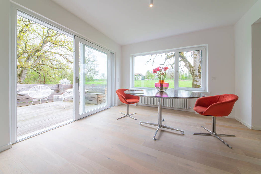 Essbereich mit einmaligem Ausblick Münchner home staging AGENTUR GESCHKA Minimalistische Esszimmer