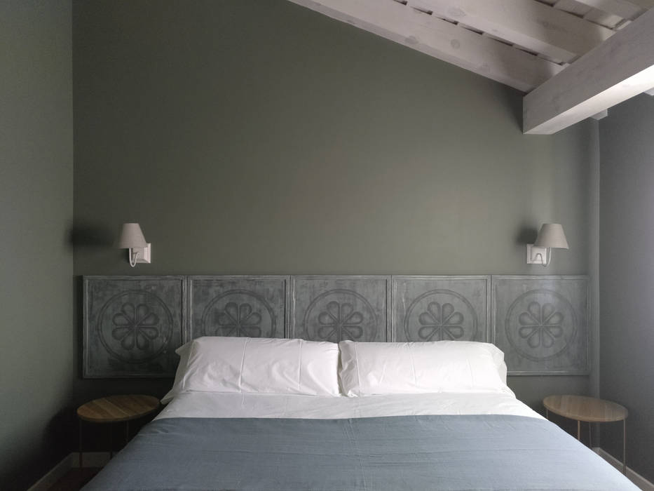 Una casa rural con dormitorios de ensueño en Espirdo, Segovia, CARMITA DESIGN diseño de interiores en Madrid CARMITA DESIGN diseño de interiores en Madrid Mediterranean style bedroom MDF