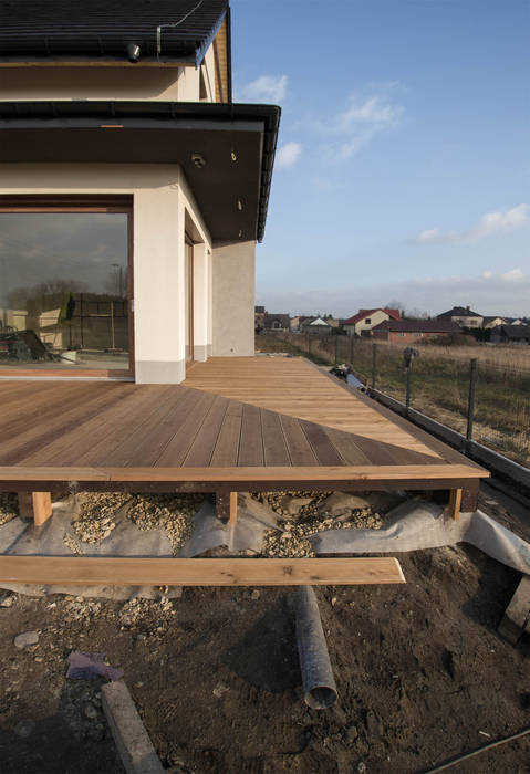 Kompletna realizacja - modrzewiowy taras - Jaworzno, Bednarski - Usługi Ogólnobudowlane Bednarski - Usługi Ogólnobudowlane Balcone, Veranda & Terrazza in stile moderno Legno Effetto legno