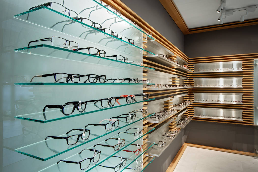 Magasin d'optique design "Thomas Opticien", dans le 5ème arrondissement à Paris., Alessandra Pisi / Pisi Design Architectes Alessandra Pisi / Pisi Design Architectes Commercial spaces لکڑی Wood effect Offices & stores