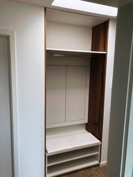 Nischenschrank Mit Sitzbank Und Schuhregal In Weiss Modern Von Passandu De Mobel Wie Ich Sie Will Modern Holzspanplatte Homify