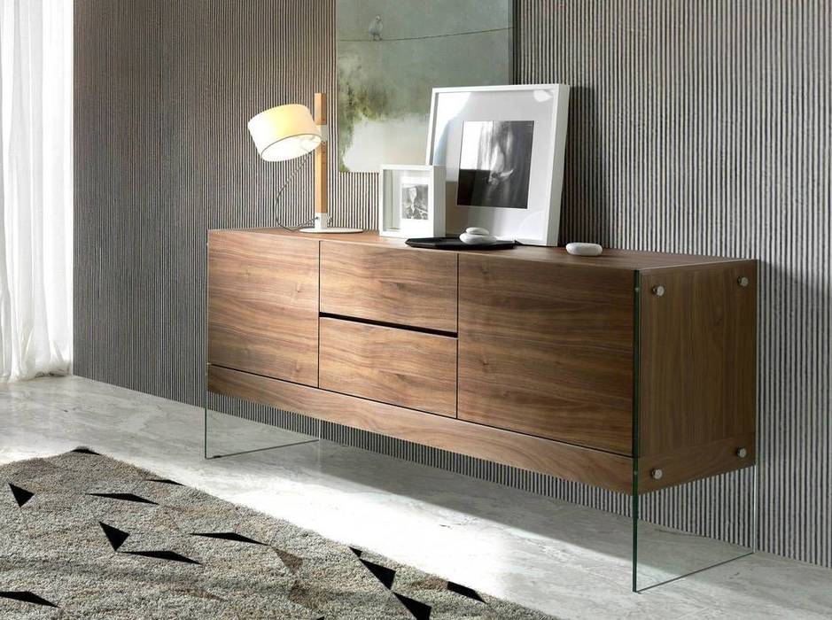 Aparador em madeira de nogueira com laterais de vidro temperado. Walnut sideboard with tempered glass sides. MEET https://www.intense-mobiliario.com/pt/aparadores/21887-aparador-meet.html, Intense mobiliário e interiores Intense mobiliário e interiores Їдальня Комоди & sideboards