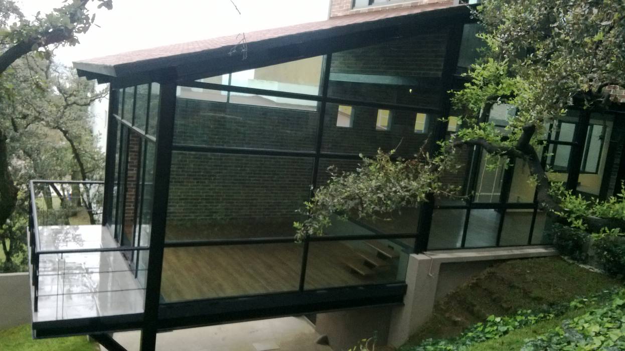 CASA ESTILO INDUSTRIAL BOSQUE TZALAM, ARQ. FRANCISCO GODINEZ ALVA ARQ. FRANCISCO GODINEZ ALVA منزل سلبي