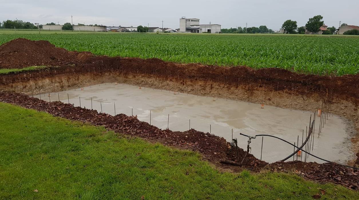 Piscina fuori terra seminterrata: Aquazzura Piscine può realizzare con facilità il tuo progetto, Aquazzura Piscine Aquazzura Piscine Piletas de jardín