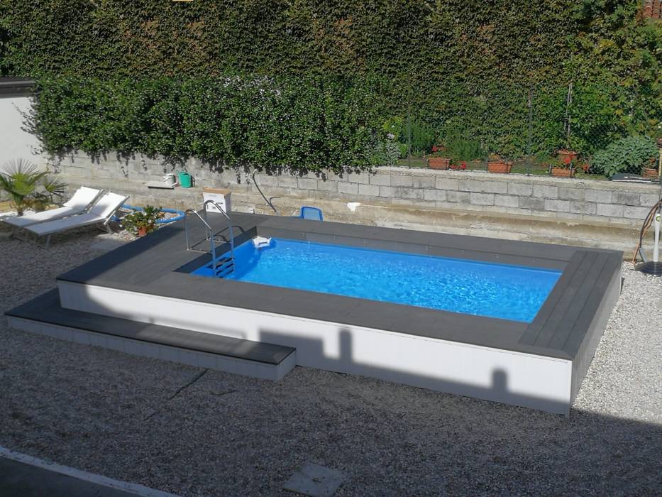 Piscina fuori terra seminterrata: Aquazzura Piscine può realizzare con facilità il tuo progetto, Aquazzura Piscine Aquazzura Piscine Piletas de jardín