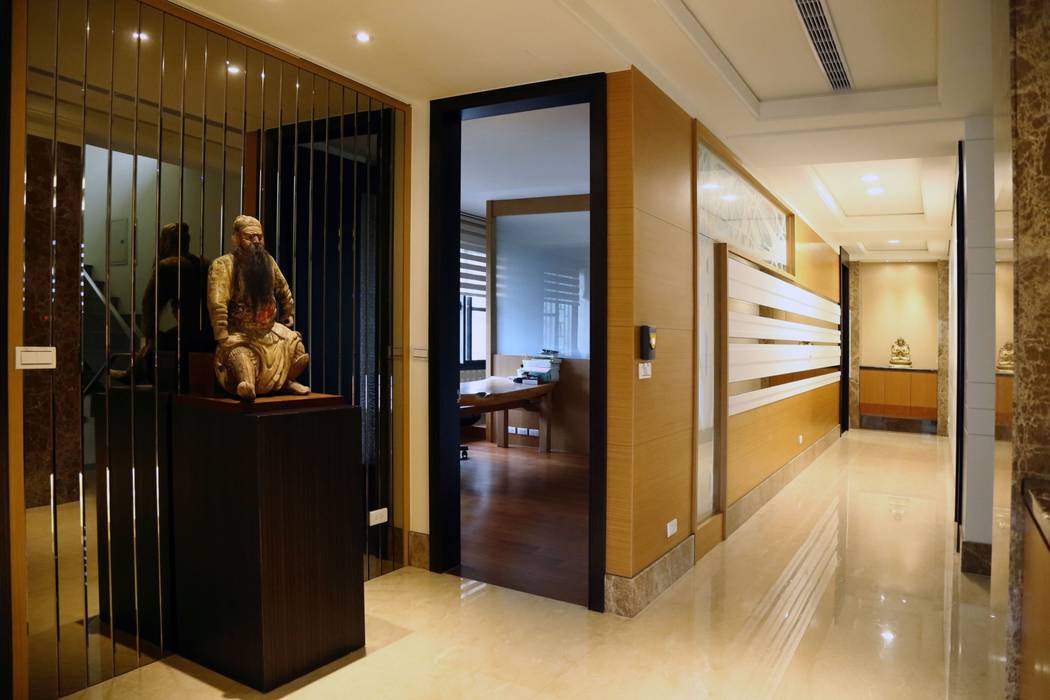 玻璃造型的走廊牆後是男孩房 台中室內建築師|利程室內外裝飾 LICHENG Asian style corridor, hallway & stairs Glass