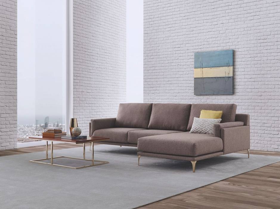 Sofá moderno c/chaiselong com pés em inox dourado. Contemporary sofa with chaiselong with golden stainless steel feet. EBOK https://www.intense-mobiliario.com/pt/sofas/21908-sofa-c-chaiselong-ebok.html, Intense mobiliário e interiores Intense mobiliário e interiores Modern Living Room Sofas & armchairs