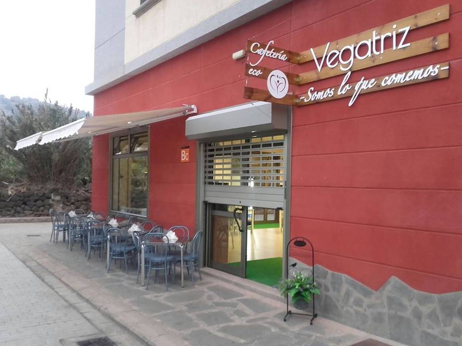 Fachada de acceso al local. Comida Vegana. Arucas O2 eStudio BIM arquitectos S.L.P Espacios comerciales Madera Acabado en madera Locales gastronómicos