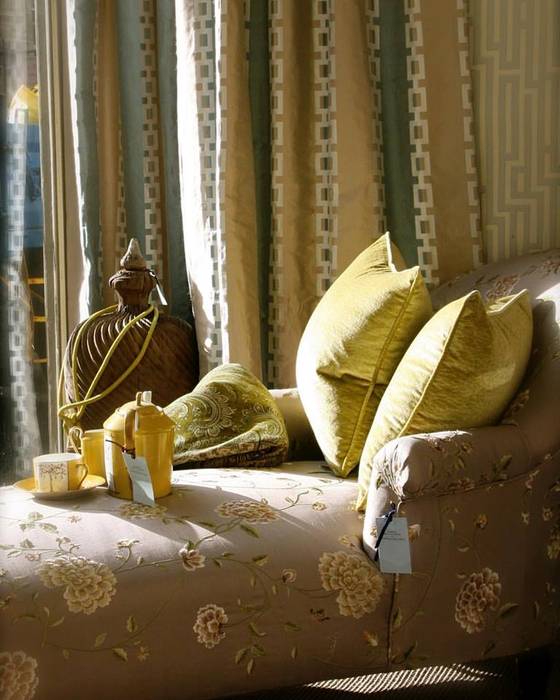 Taupe And Gold Home Decor In Silk And Velvet Klassische Wohnzimmer Von Nutmeg And Sage Klassisch Homify