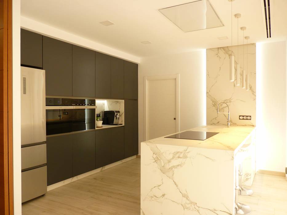 Cocina con encimera de Dekton Gestionarq, arquitectos en Xàtiva Cocinas equipadas