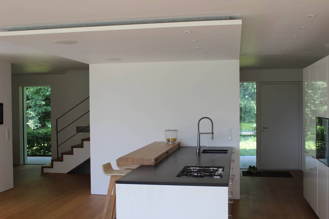 Küchenblock mit Blick zur Treppe Architekt Namberger Moderne Küchen Spüle,Wasserhahn,Holztheke,Holzhocker,Küchenblock,Spülen und Armaturen