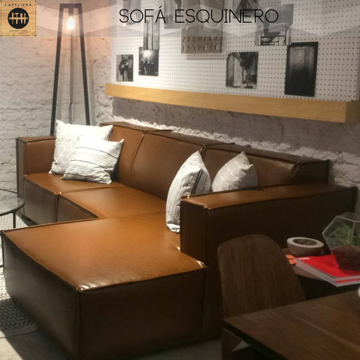 Sofá esquienro tapizado en vinipiel color tabaco L´ ATELIERA Salas de estilo minimalista Textil Ámbar/Dorado Sofás y sillones