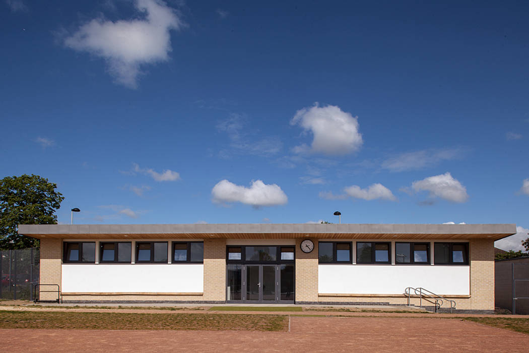 Sports Pavilion for school Cayford Design Casas passivas Tijolo
