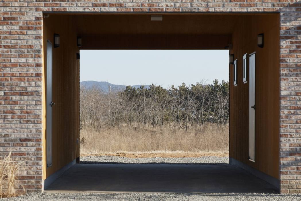 태안 신두리 해안 단독주택 ‘서리재’, (주)건축사사무소 더함 / ThEPLus Architects (주)건축사사무소 더함 / ThEPLus Architects 房子