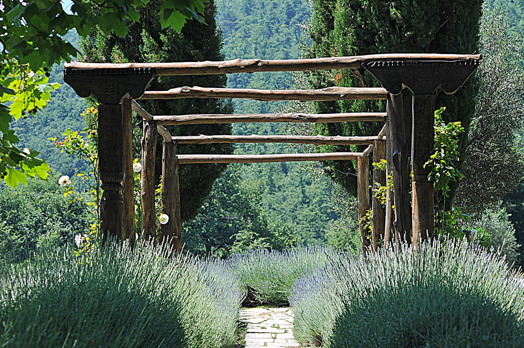 Villa di pietra con porticato, Arkproject Camaiti & Cangi Arkproject Camaiti & Cangi Front garden لکڑی Wood effect