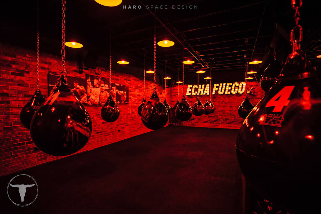 FUEGO TRIIIBU HARO SPACE DESIGN Gimnasios domésticos modernos gimnasio,arquitectura,espacios,neon,box,diseño